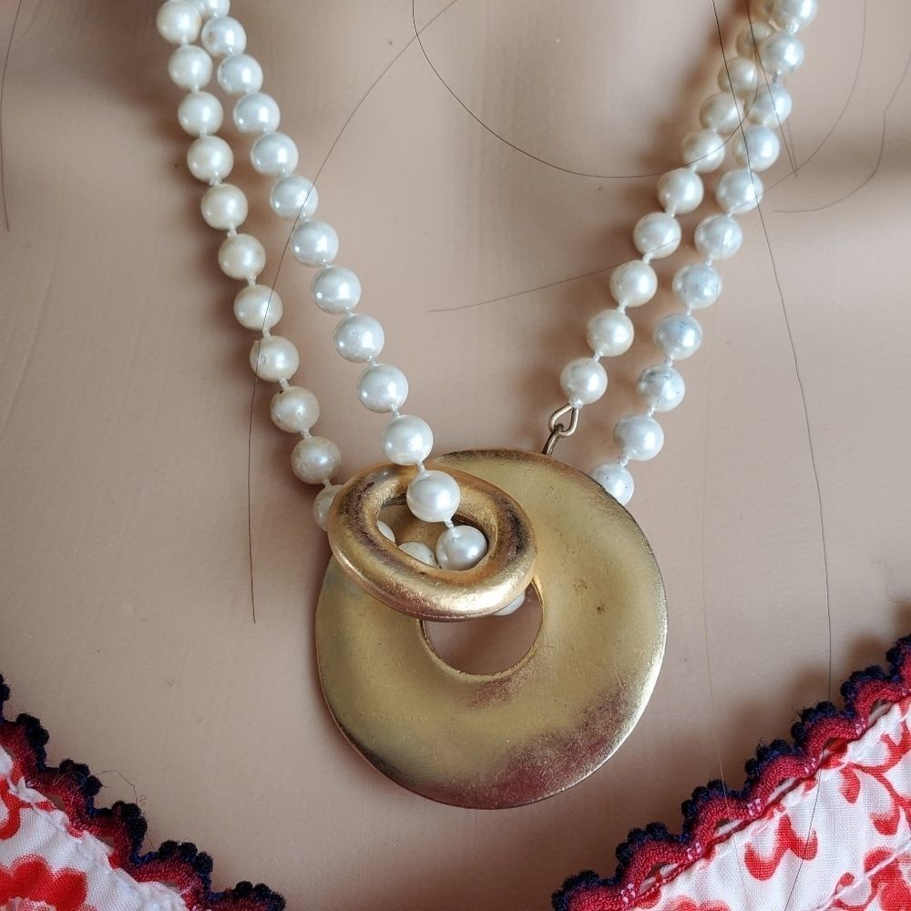 🔺️Faux Pearls w/Gold Plated Bold Circular Pendants Statement Necklace
